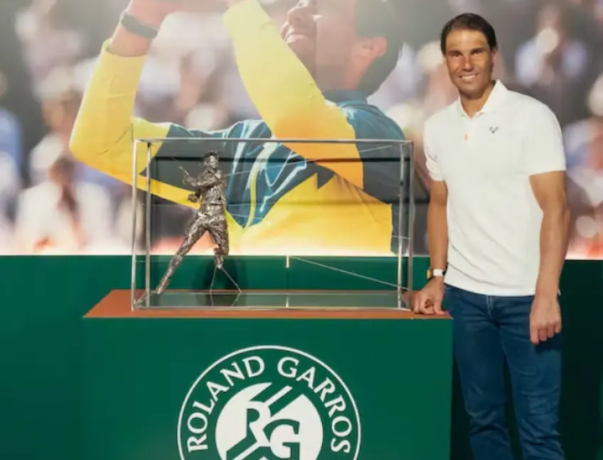 Rafael Nadal gets the statue dedicated him at the Roland Garros!