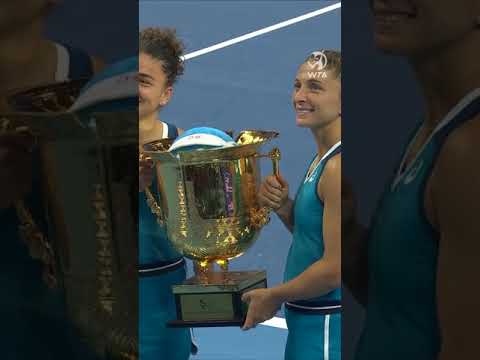 #JasminePaolini & #SaraErrani win the doubles title at the #ChinaOpen 🏆🏆